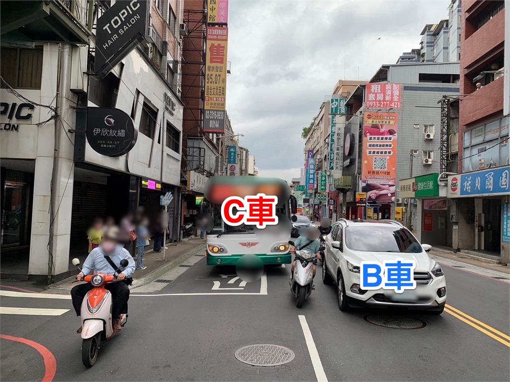 快新聞／疑似鑽車連撞兩車！新莊女騎士險遭輾過「命大僅輕傷」