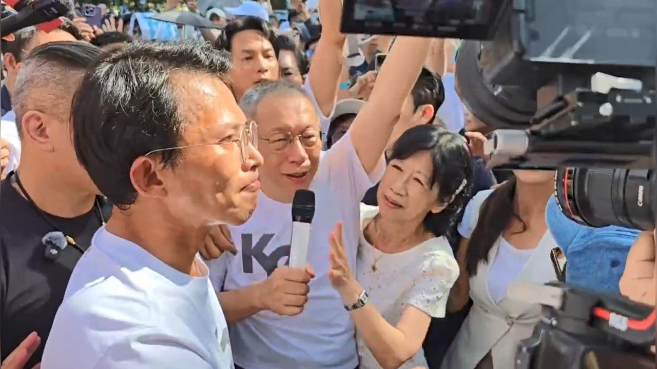 快新聞/小草激動包圍!柯文哲高調再談話 黃國昌「狂點頭」畫面曝