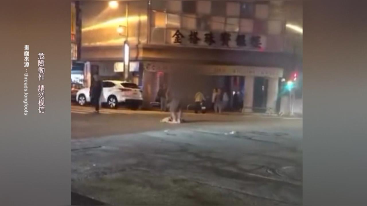 酒後失控? 台中怪男闖車陣揮外套.忘我亂舞