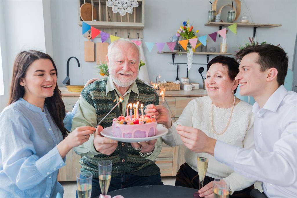 為何生日要「點蠟燭」？專家揭祕：吹熄蠟燭象徵挑戰與「願望實現」