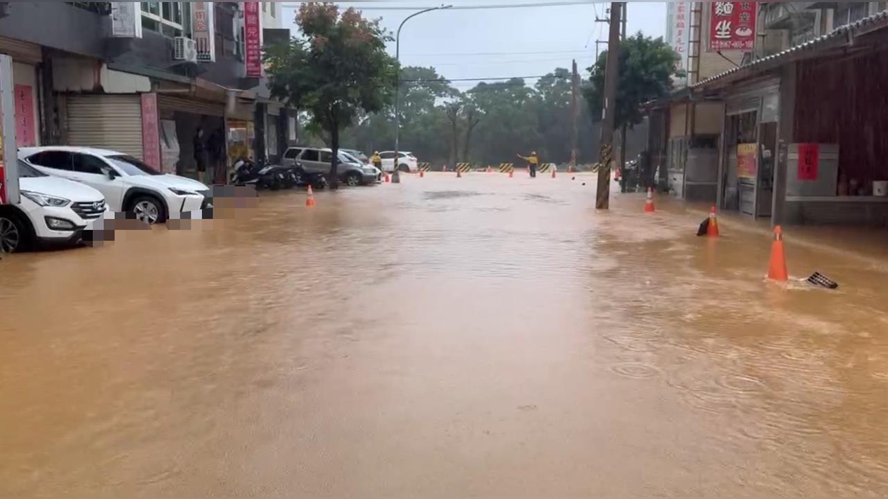 快新聞／大雨炸桃園！觀音路口釀淹水　馬路變河流畫面曝