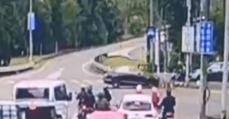 快新聞／車頭全爛！三峽進口車高速直直撞　國3告示牌慘噴飛