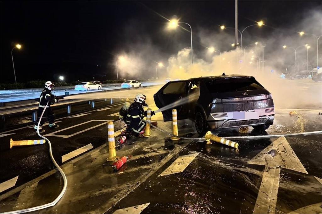 國1重大車禍!5人座電動車自撞起火2死6傷 醫院搶救中 - 民視新聞網