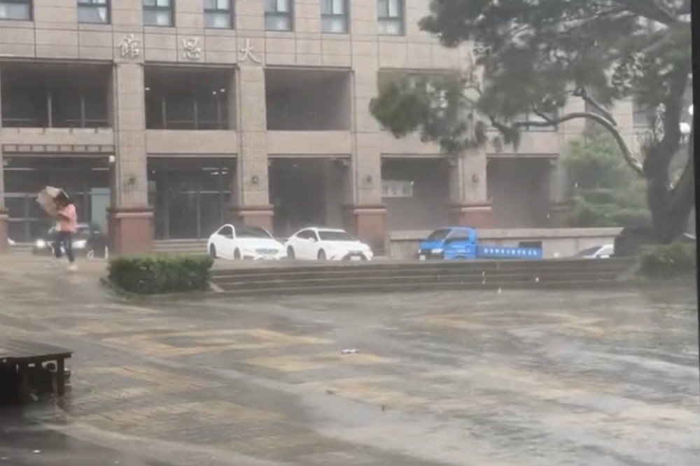 文化大學遭遇「11級強風+暴雨」　校方宣布3點後停課、明天遠距