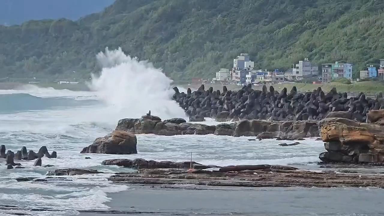 白海豚來了！　基隆.新北.馬祖"巨浪告警"　宜蘭颳強風路樹倒.電線被吹落