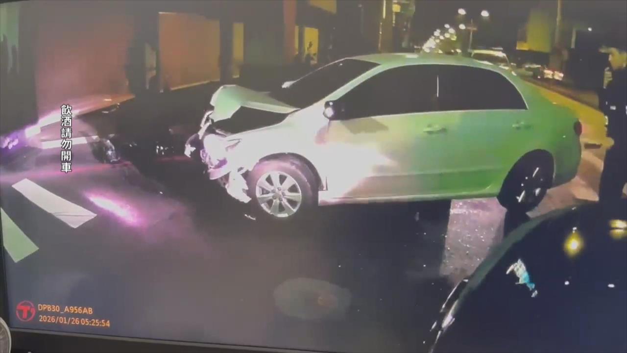 酒駕心虛!台南轎車違規遭攔 加速逃逸自撞民宅