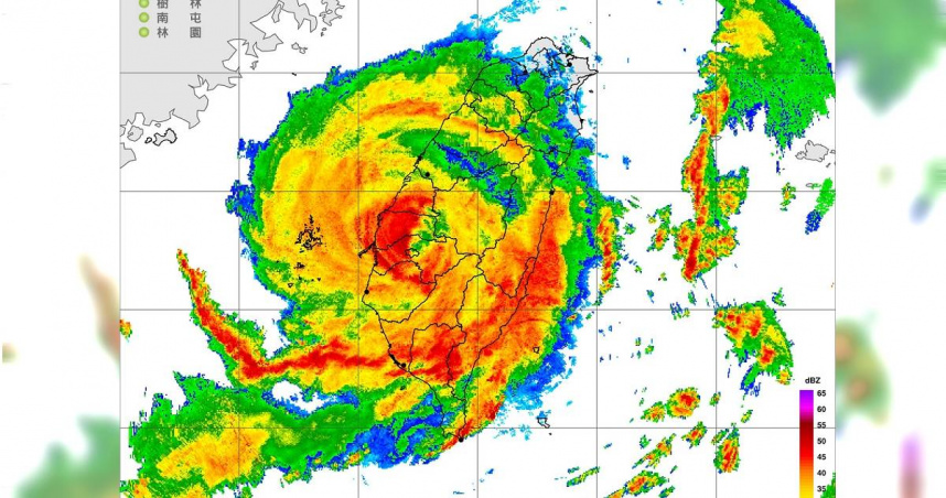 台南風速破表刷紀錄！粉專驚呼「近代最狂颱風夜」：37歲以下當地人這輩子沒看過