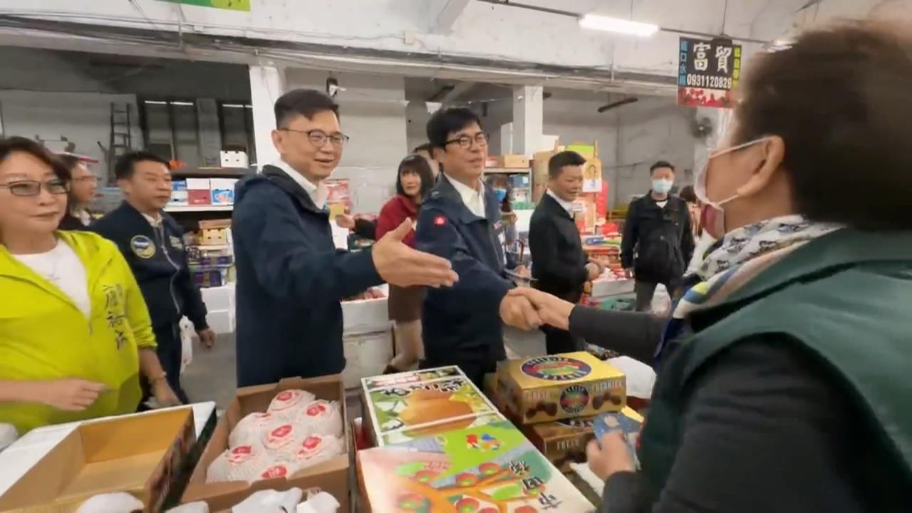 拚戰高雄! 陳其邁.賴瑞隆市場拜早年　柯志恩招手藍白合