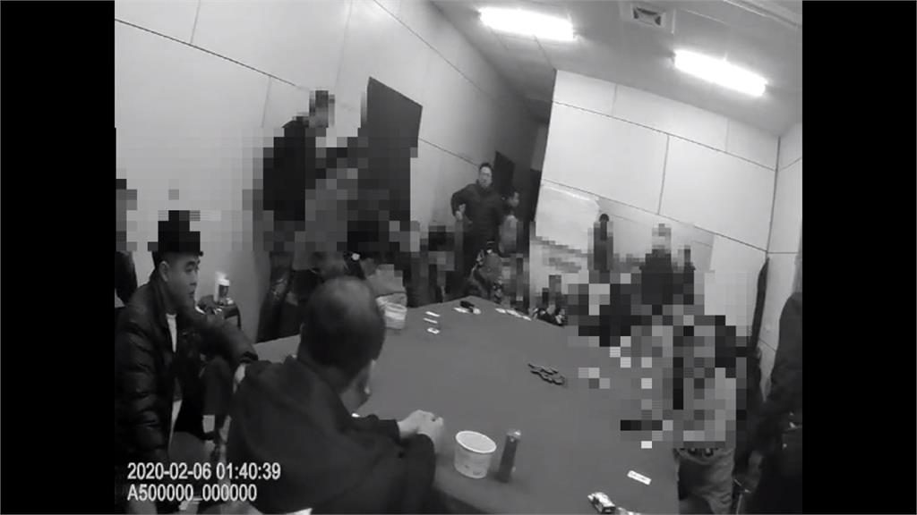 怕！賭客聚賭驚聞有人來自中國...瞬間搶光警局口罩