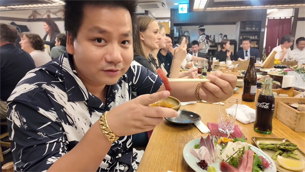 旅遊YTR介紹東京美食　身旁竟是奧斯卡影后！他沒發現：怎大家找她拍照不找我