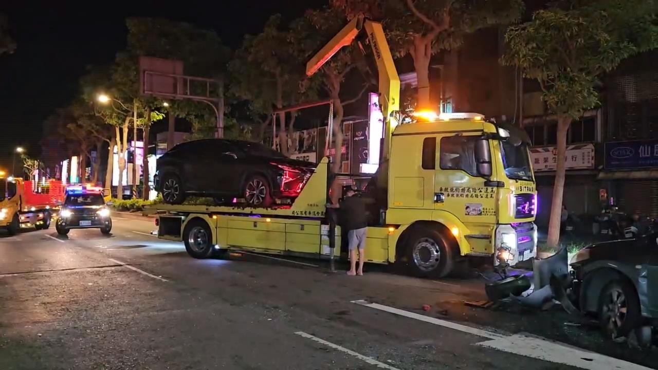中壢8車連撞！　自小客高速衝撞停紅燈7車