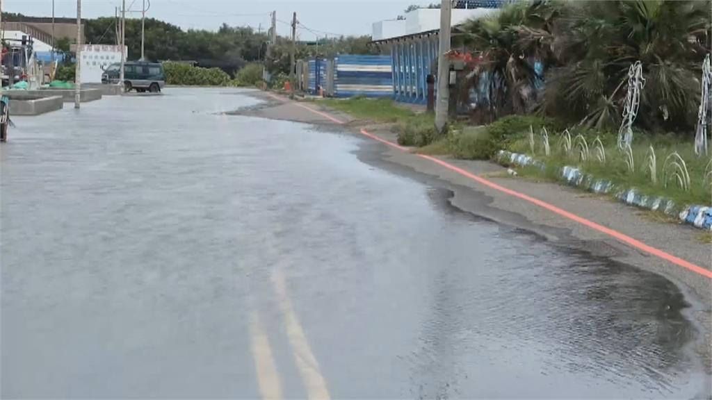 彰化王功漁港海水淹路面　雙向道路浸泡水中