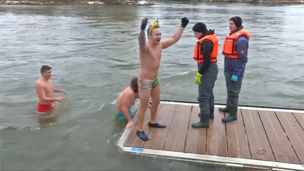 德國多瑙河冬泳 參賽者變裝下水