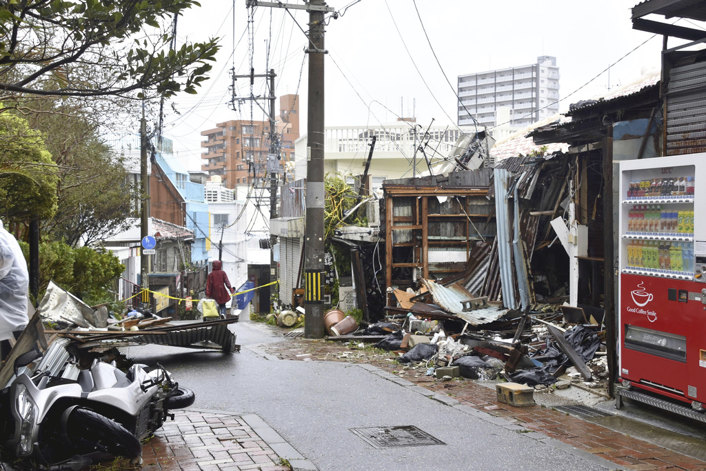沖繩超過310架國內外航班停飛 風雨引發房屋損毀、大規模停電