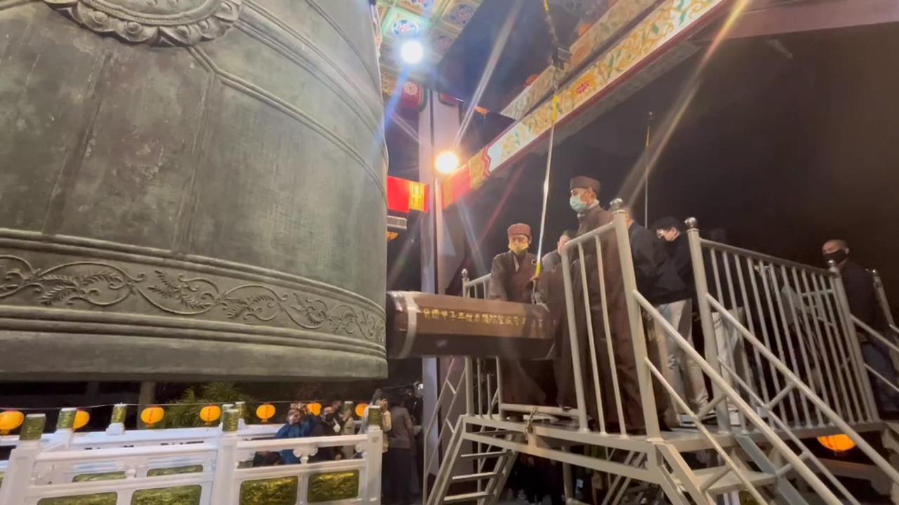 高雄元亨寺除夕敲鐘"108響"迎馬年 雲林明聖宮發12萬紅包