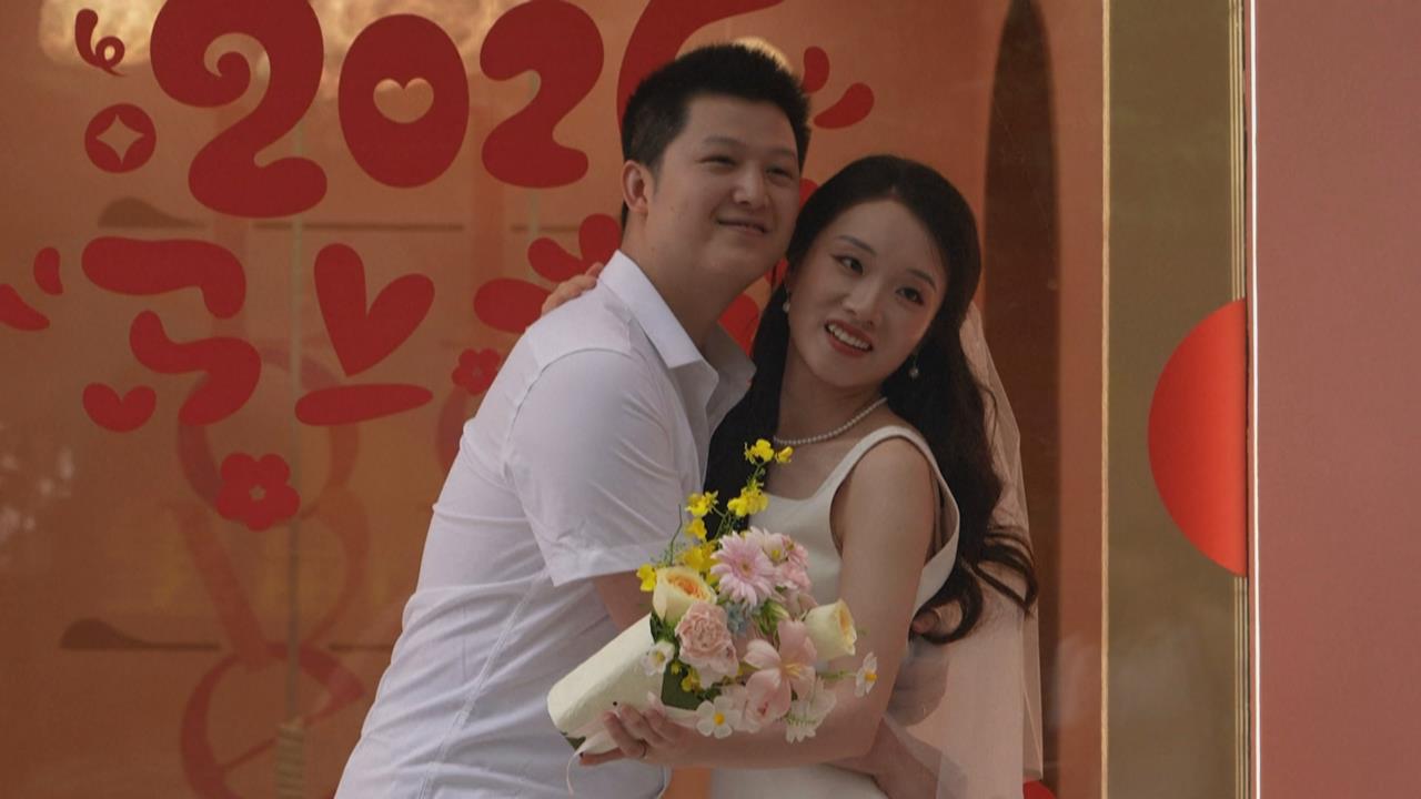 催婚！中國地鐵、銀行出現「結婚登記處」　網酸：本末倒置