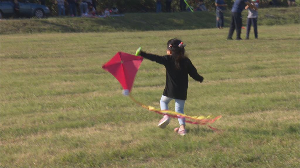 孩子開心狂奔！屏東風箏節湧大量人潮