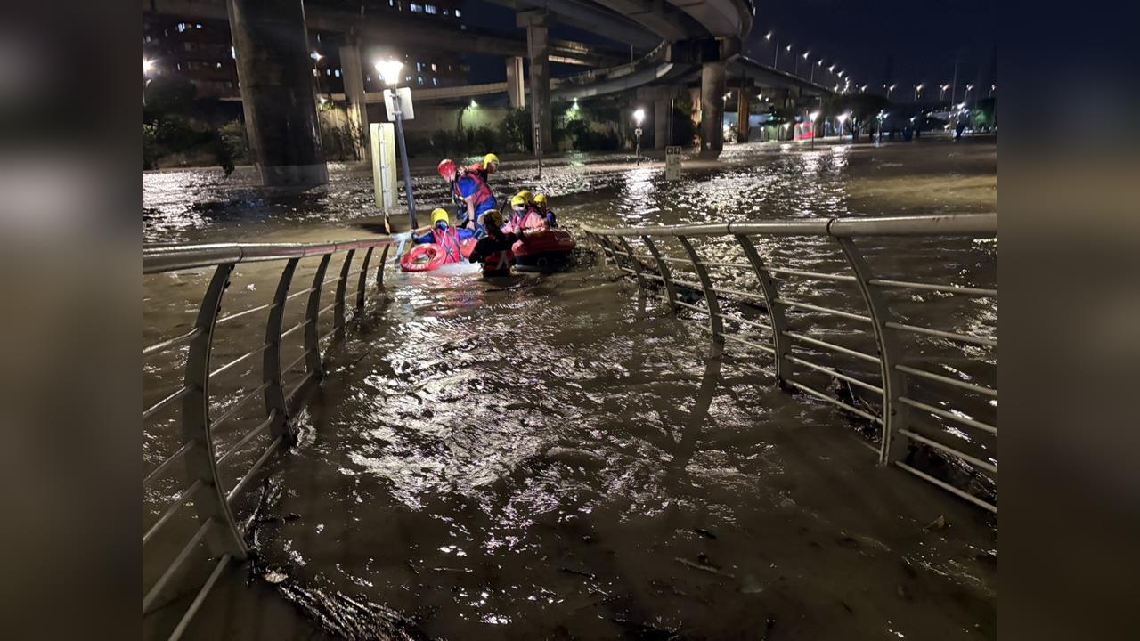 快新聞／颱風夜驚魂！3男受困萬華堤外公園險滅頂　警消救援畫面曝