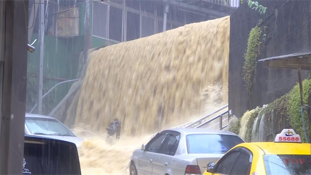 雨炸基隆！深澳坑3人困車 新西街驚見瀑布