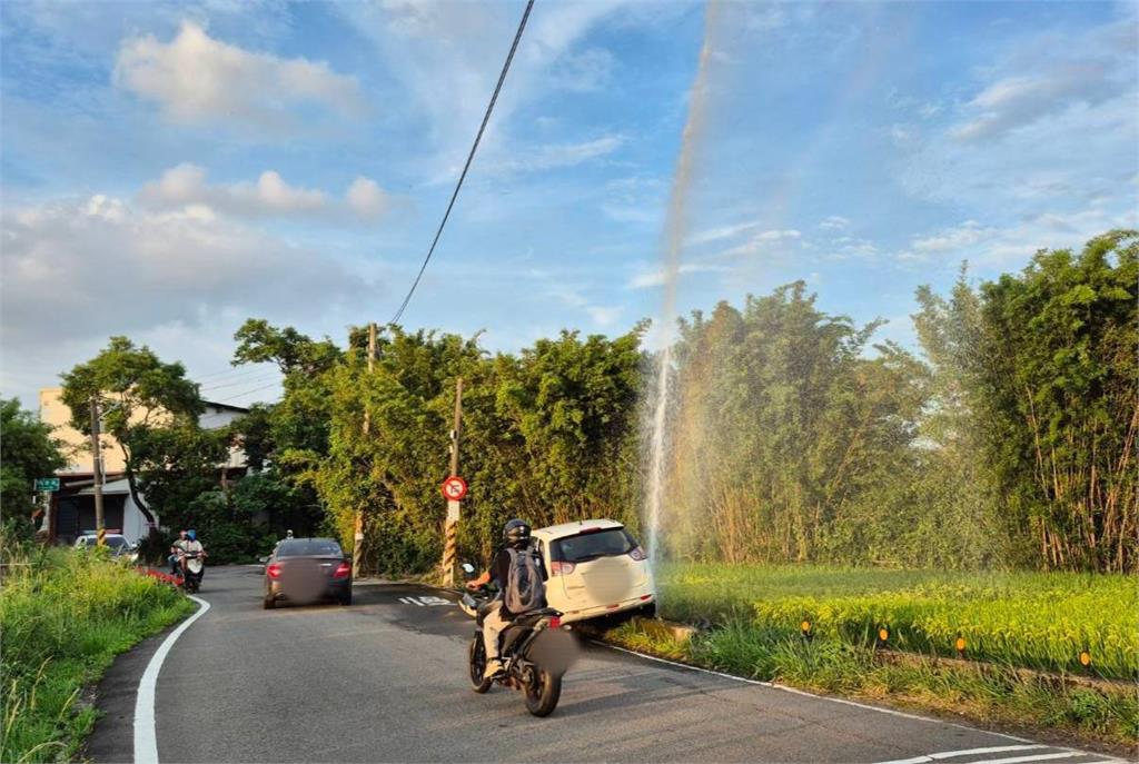 快新聞／水柱沖天！自小客車撞毀路邊水管　騎士經過上演「濕身秀」
