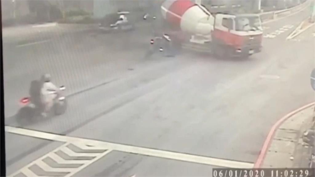 水泥預拌車違規左轉 重機情侶慘死