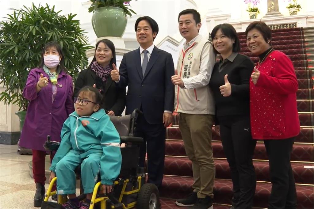 快新聞／賴清德與萬里學弟妹相見歡　合影擊掌樣樣來！學生幽默稱「我手不洗了」