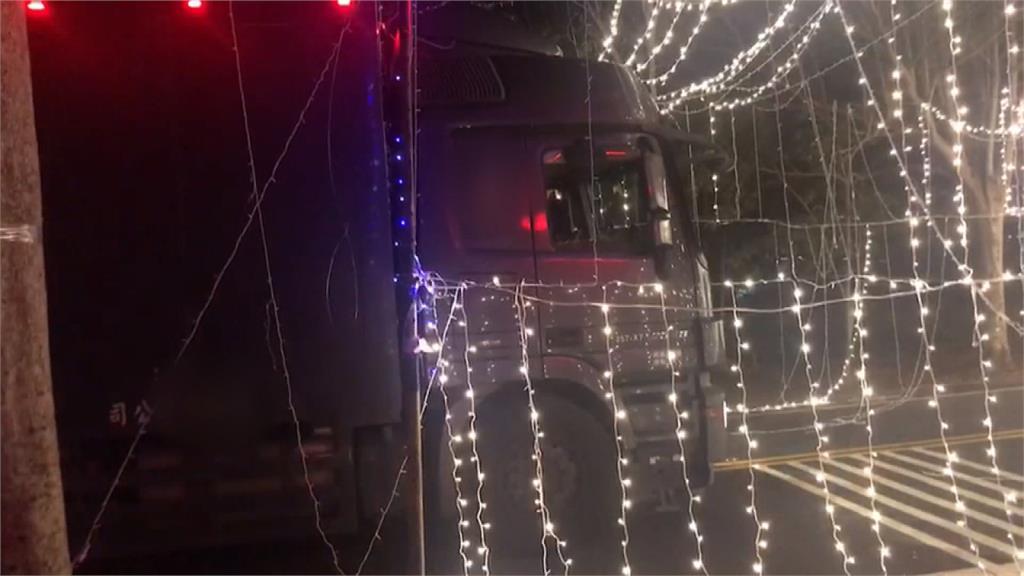 大車誤闖太麻里「星光大道」 20萬耶誕燈飾全毀