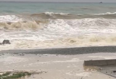 快新聞／熱低壓帶來風雨「不輸颱風」！　蘭嶼湧現長浪畫面曝