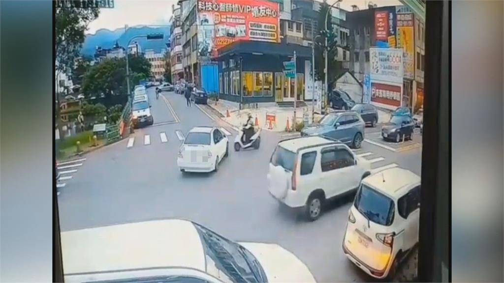 見對向車停下禮讓　小客車加速竟撞執勤警