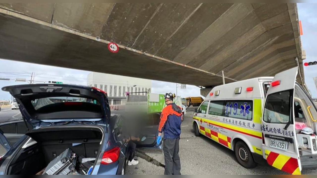 鹿港轎車碰撞公所資源回收車! 3人.1女童受傷送醫