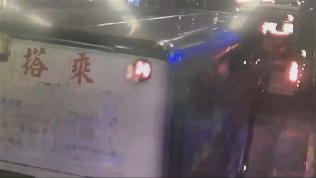 最新畫面曝 306公車駕駛疲勞追撞 