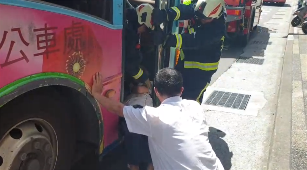 快新聞／長輩搭公車沒扶好 一個move摔落前門...消防到場救出
