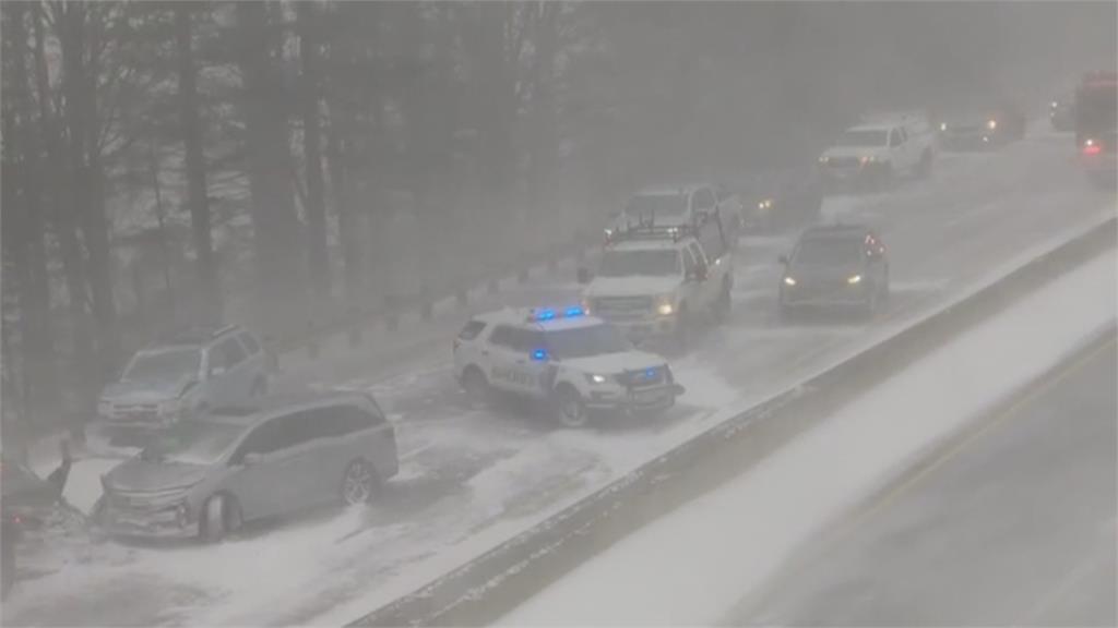 美國暴風雪釀重大連環車禍　上百輛車撞成一團