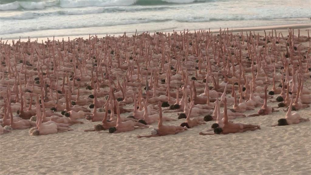 震撼場面！澳洲海灘驚見2500人全裸脫光排排站　背後原因曝光