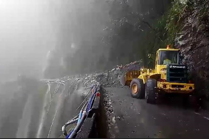 影》南橫多路段崩塌 公路局趕工清理中