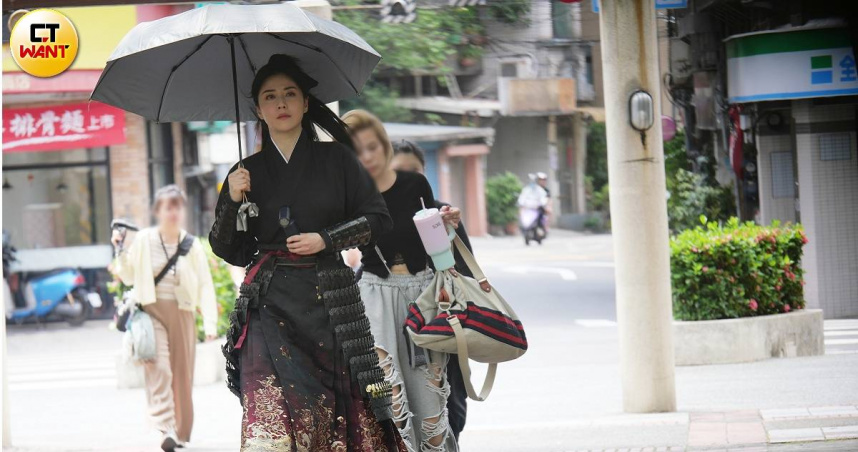 娛樂報報／韓瑜一身盔甲扮武將　頂烈日揮刀汗如雨下