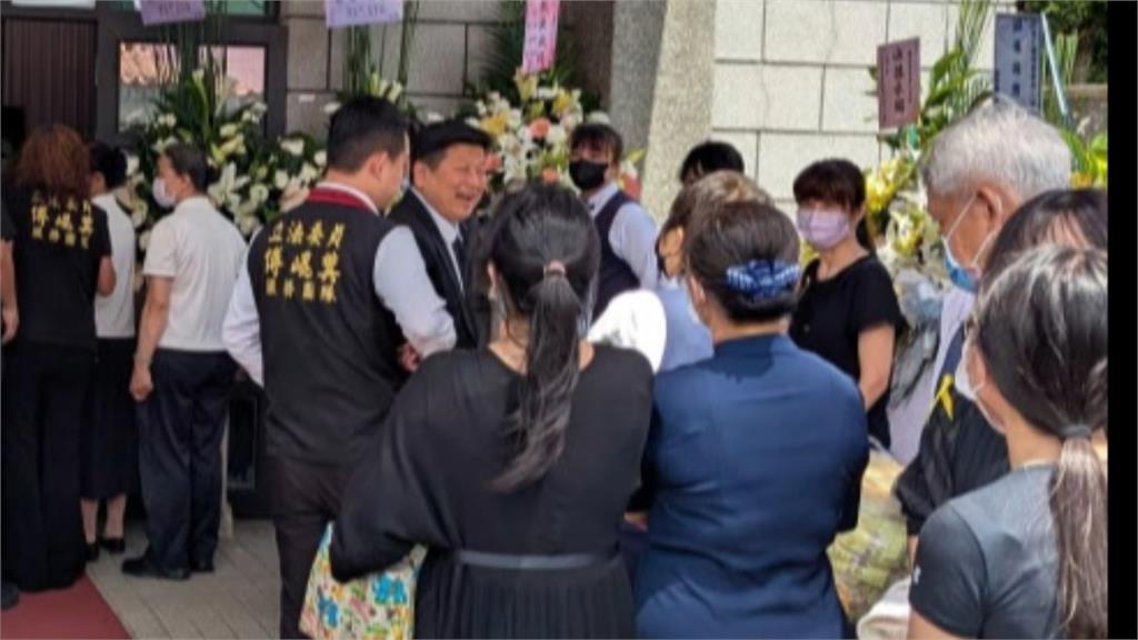 葬禮移靈延後只為等傅崐萁捻香? 網批不尊重往生者