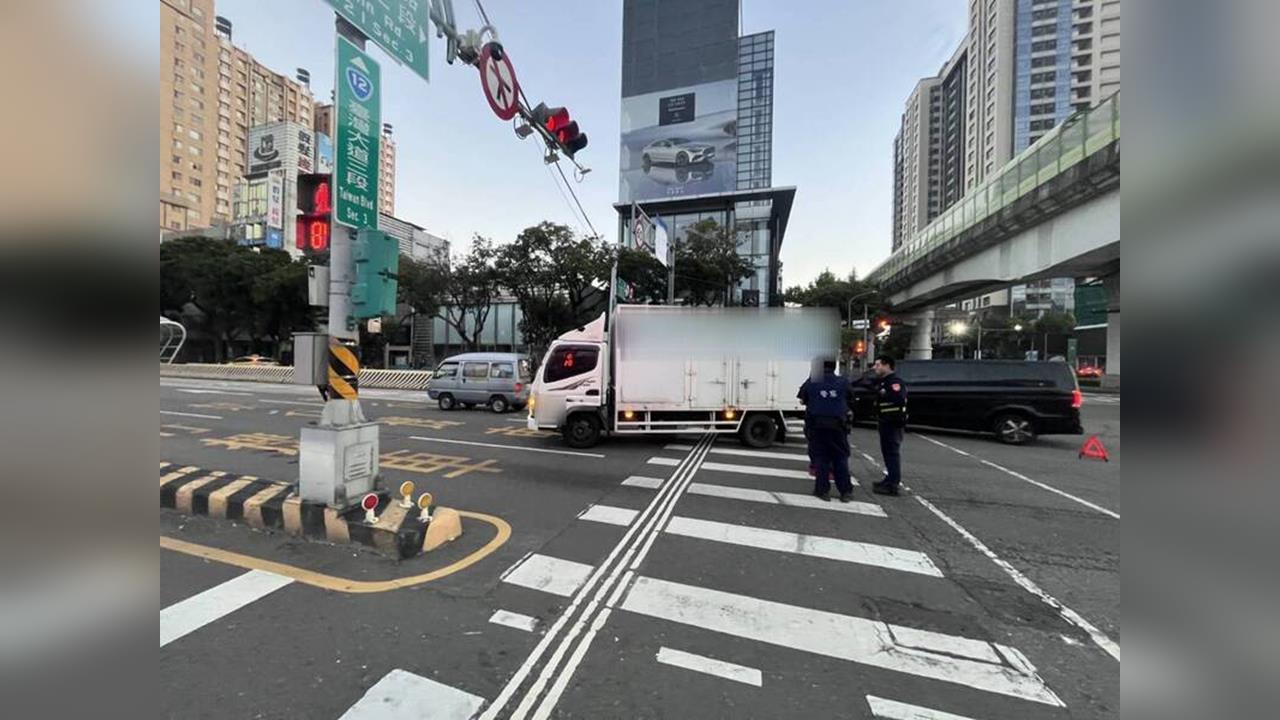 快新聞/行人地獄?台中74歲翁過馬路 竟遭「小貨車撞飛送加護病房」