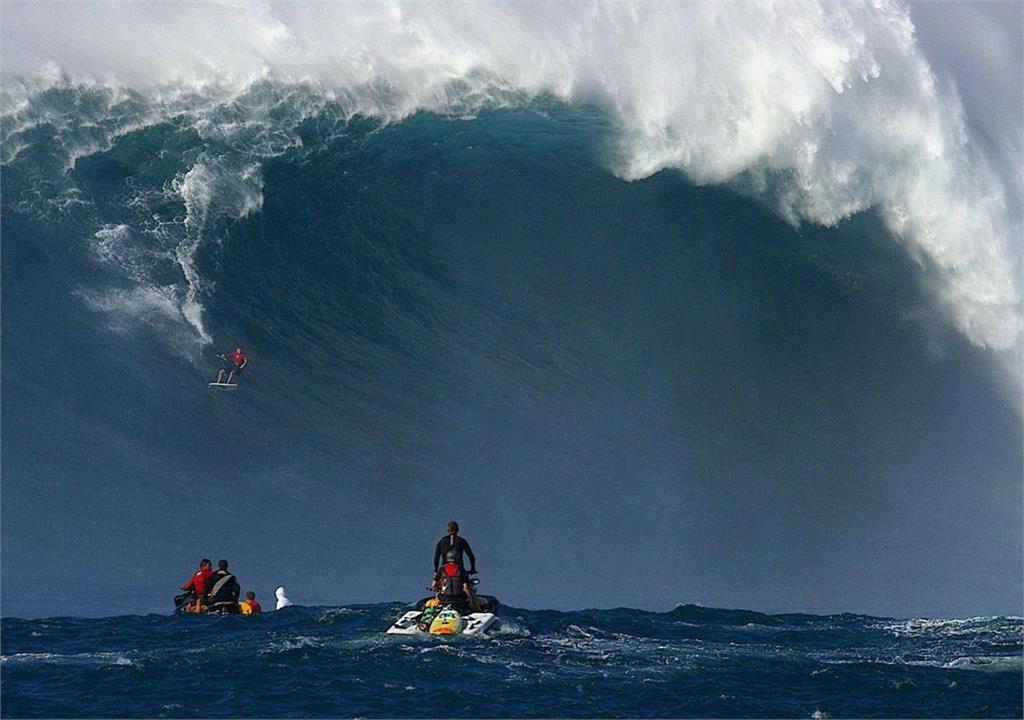 夏威夷衝浪好手征服22.1米巨浪　成功締造金氏世界紀錄