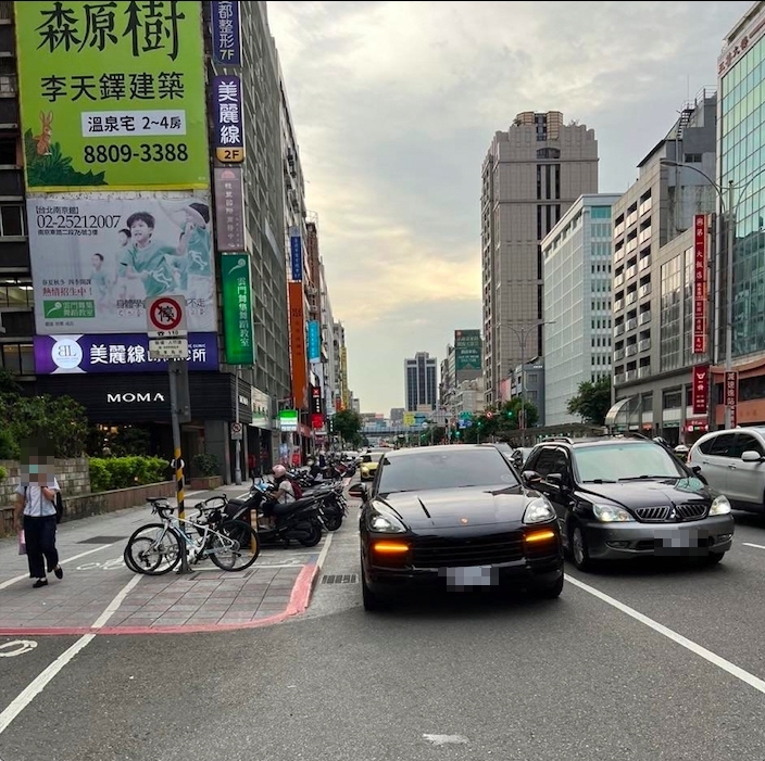 保時捷違停險釀車禍！車主囂張嗆「去檢舉啊」...下秒「願望」成真