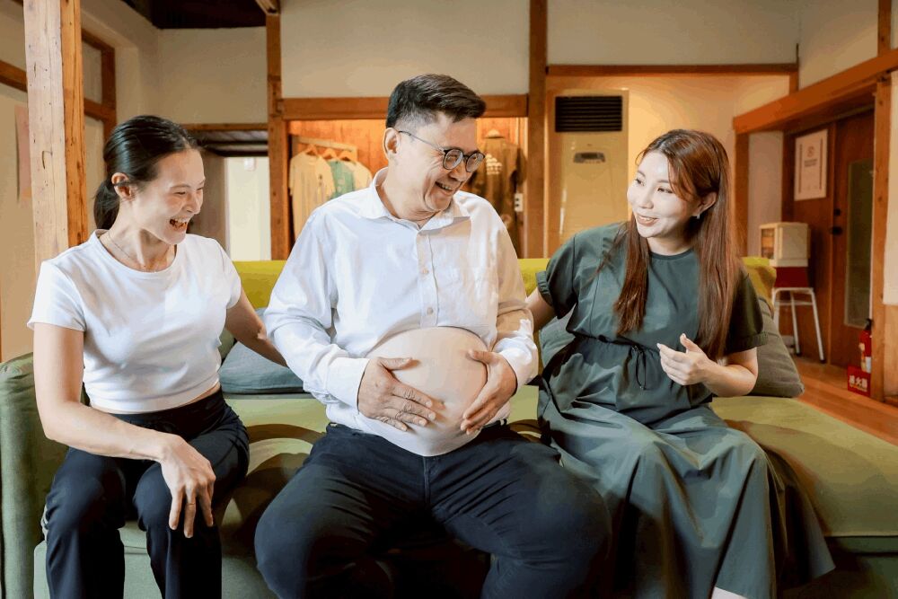 推生育養育津貼加碼再送「孕哺枕」　賴瑞隆親穿孕婦裝體驗媽媽辛勞