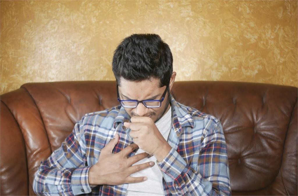 男呼吸困難數月誤認年紀大   血氧雖正常卻已「菜瓜布肺」！
