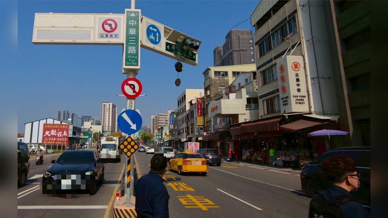 快新聞／回收物裝太高！高雄大貨車「擊落」紅綠燈橫桿　駕駛恐挨罰