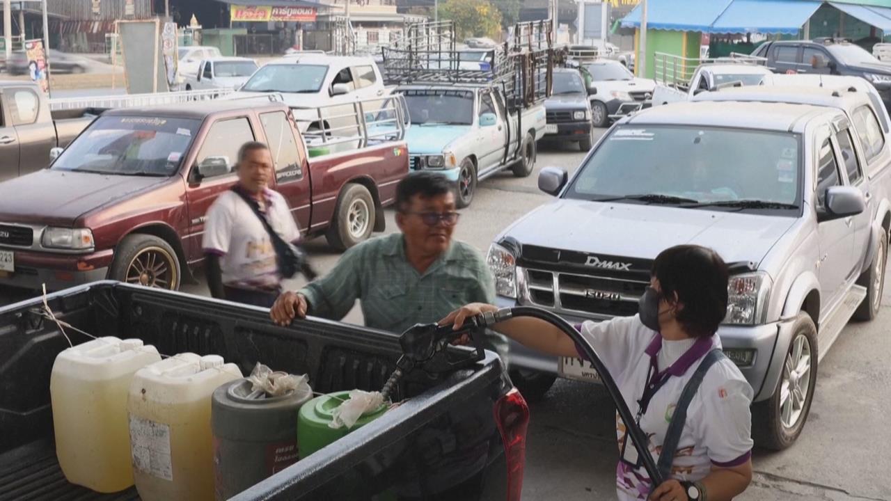 泰國油荒引亂象！　寺廟憂無法火葬　民眾買汽油「全裝水」