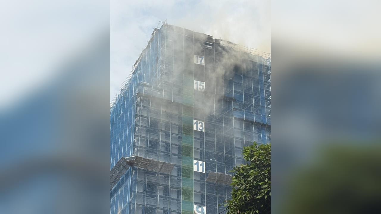 快新聞／狂冒灰煙！蘆洲建案頂樓失火　3工人受困18樓