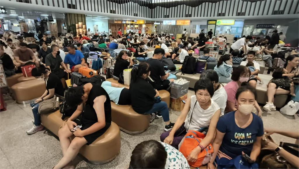 丹娜絲攪局受困機場三天 金門旅客「無機可搭」怒罵
