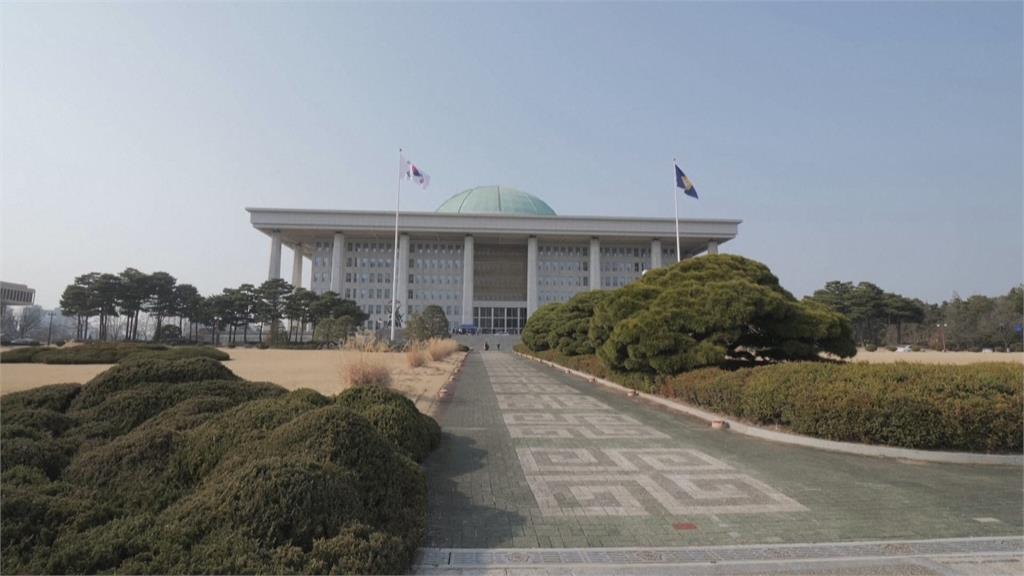 尹錫悅政治死路？　南韓74.8%民眾支持彈劾、下台　執政黨表態支持彈劾