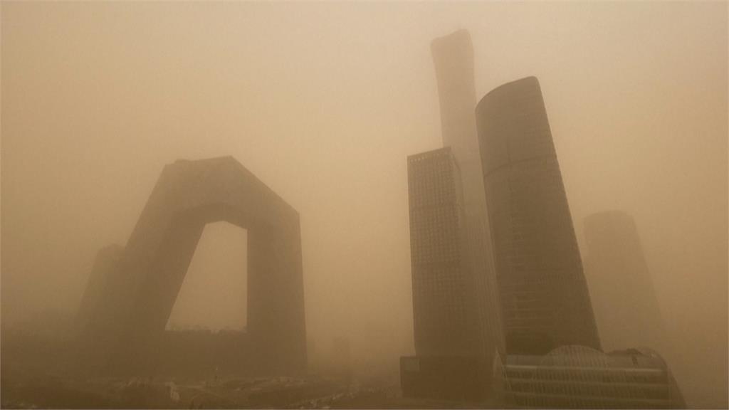 能見度不到1公里...北京近10年最強沙塵暴 白天宛如黃昏