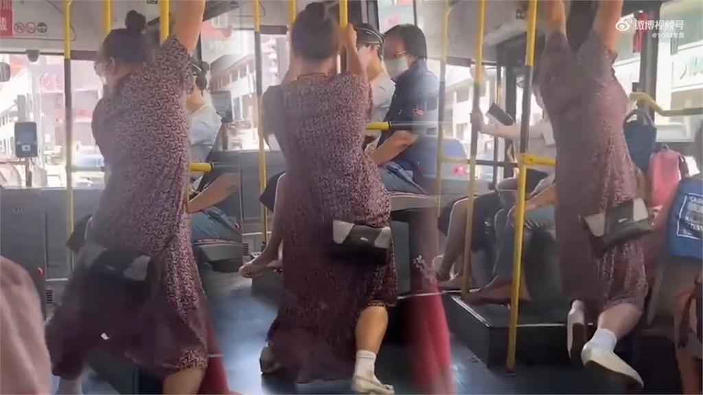 中國大媽公車上想脫鞋被阻　吊環「當單槓狂拉」飆英語嗆聲