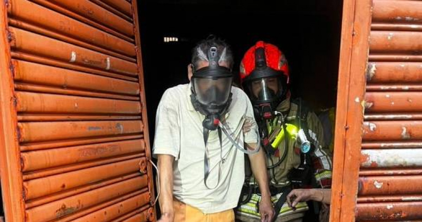 屏東透天厝突竄火舌 夫妻困頂樓「死裡逃生」消防6分鐘撲滅火勢